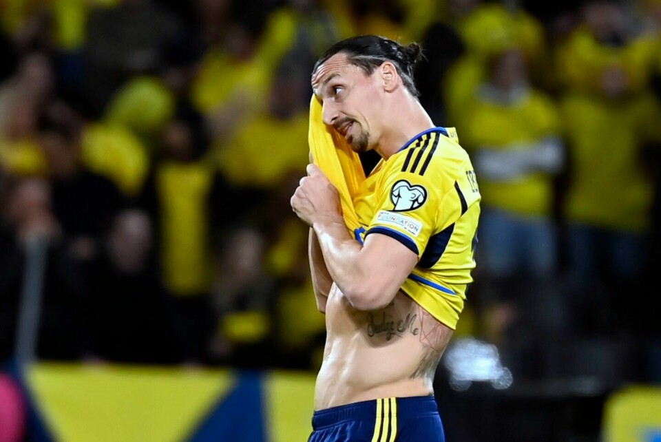 Zlatan Ibrahimovic skal være ute med skade i minst to uker. Zlatan Ibrahimovic sto over søndagens trening med Sverige. Foto: Maja Suslin / TT / NTB