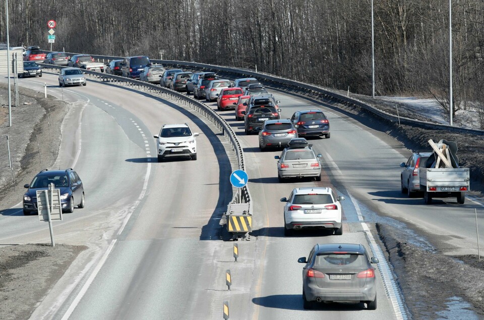 Startskuddet for årets påskeferie går fredag, og mange nordmenn setter seg i bilen på jakt etter brunfarge og hyttekos på fjellet. Det fører ofte til milelange køer og forsinkelser på norske veier. Arkivfoto: Terje Bendiksby / NTB Startskuddet for årets påskeferie går fredag, og mange nordmenn setter seg i bilen på jakt etter brunfarge og hyttekos på fjellet. Det fører ofte til milelange køer og forsinkelser på norske veier. Arkivfoto: Terje Bendiksby / NTB