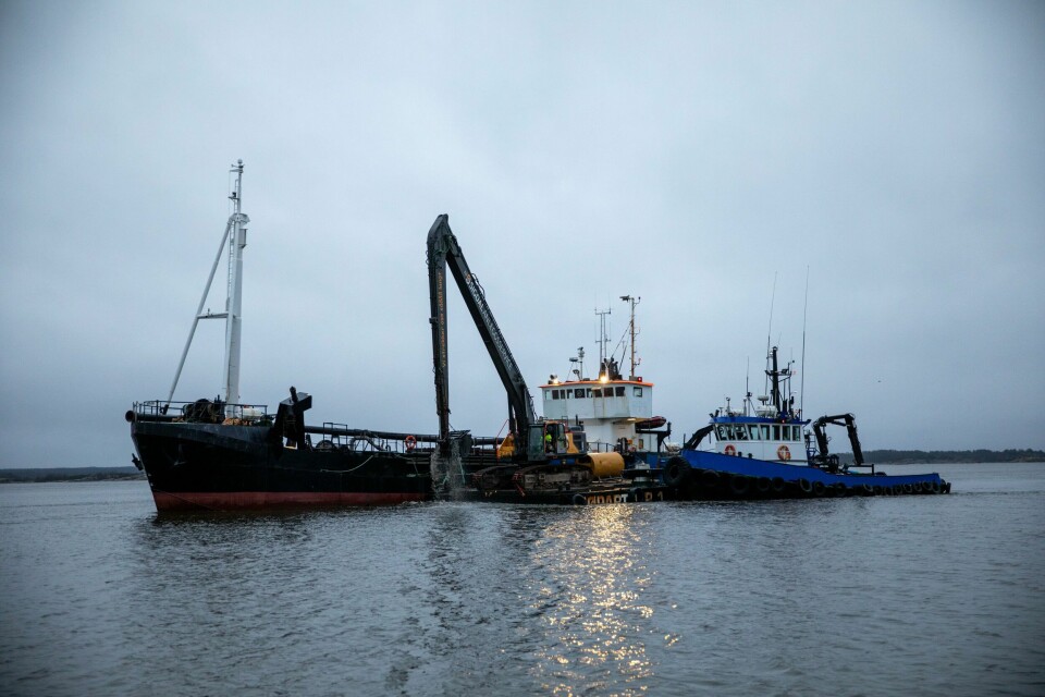 Prøvemudringen er i gang ved Borg Havn. Til arbeidet benyttes en lekter med gravemaskin og grabb. Prøvemudringen er i gang ved Borg Havn. Til arbeidet benyttes en lekter med gravemaskin og grabb.
