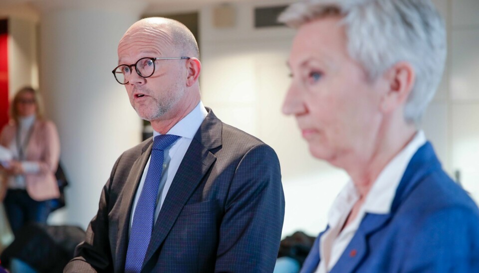 LO-leder Peggy Hessen Følsvik og NHO-sjef Ole Erik Almlid møter pressen etter brudd i lønnsforhandlingene torsdag. .
