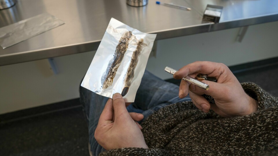 «Med god hjelp kan de aller fleste bli friske. Enten det betyr rusfrihet, mindre bruk eller assistert bruk», skriver kronikkforfatteren. Bildet er fra et eget inhaleringsrom, som også kalles heroinrøykerommmet, vegg i vegg med sprøyterommet i Prindsen mottakssenter i Storgata.