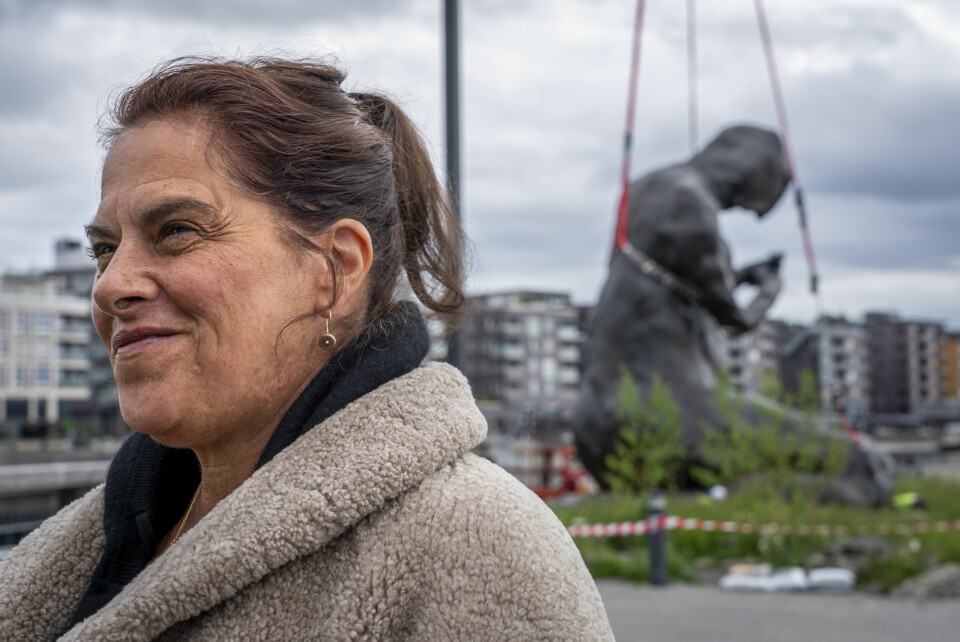 Tracey Emin, i forgrunnen, har laget skulpturen i bakgrunnen. Hva heter den? Tracey Emin, i forgrunnen, har laget skulpturen i bakgrunnen. Hva heter den?