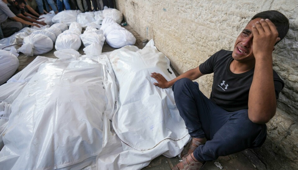 En palestinsk mann gråter under begravelsen av 15 palestinere som ble drept i et israelsk angrep i Gaza tidligere i måneden. Blant de over 40.000 som ifølge palestinske helsemyndigheter er drept i krigen, var det nærmere 17.000 barn, ifølge Al Jazeera. 18 medlemmer av samme palestinske familie ble drept i et israelsk luftangrep på Gazastripen natt til lørdag. Foto: AP / NTB