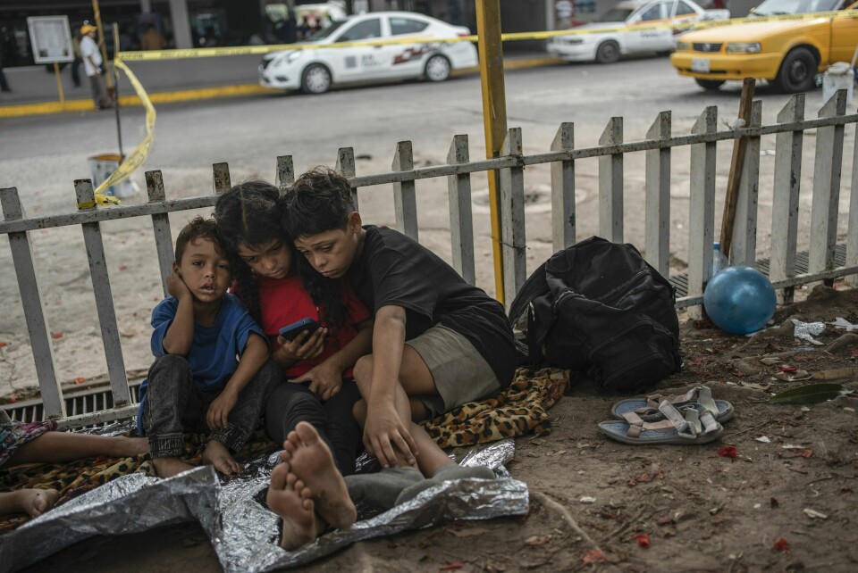 Sebastian, Kamila og Miguel Angel, alle fra Venezuela, bor sammen med sin mor Keilly og et annet søsken utenfor en bussterminal i Villahermosa i Mexico. Sebastian, Kamila og Miguel Angel, alle fra Venezuela, bor sammen med sin mor Keilly og et annet søsken utenfor en bussterminal i Villahermosa i Mexico. Foto: Felix Marquez / AP / NTB
