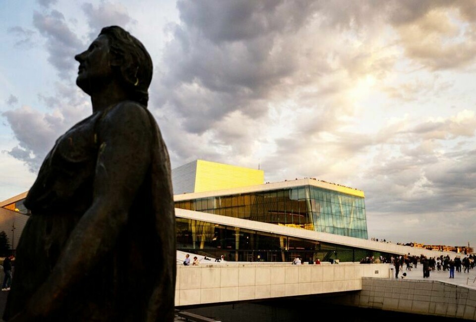 Om man følger Carl Johansens retorikk helt ut, så skal Den Norske Opera & Ballett takke pent nei til statlige overføringer fordi Norge har frihandelsavtaler og diplomatiske relasjoner med Kina, skriver Kenneth Fredstie. Oslo operahus med statuen av Kirsten Flagstad i forgrunnen.