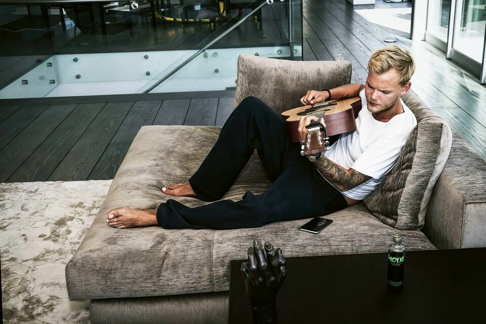 Tim «Avicii» Berglund i et stille øyeblikk. Nå skal eiendelene til den avdøde DJ-en og produsenten auksjoneres bort til inntekt for et veldedig formål. Tim «Avicii» Berglund i et stille øyeblikk. Nå skal eiendelene til den avdøde DJ-en og produsenten auksjoneres bort til inntekt for et veldedig formål. Foto: Foto: Sean Eriksson / Stockholms Auktionsverk / Handout / NTB