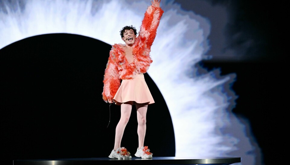 Artisten Nemo fra Sveits vant årets Eurovision i mai. Dermed skal Sveits arrangere neste års konkurranse. Det er det ganske delte meninger om blant sveitserne. NRK har mottatt 48 klager på Eurovision-sendingen. Det var Nemo fra Sveits som vant konkurransen. Foto: Jessica Gow/TT / NTB