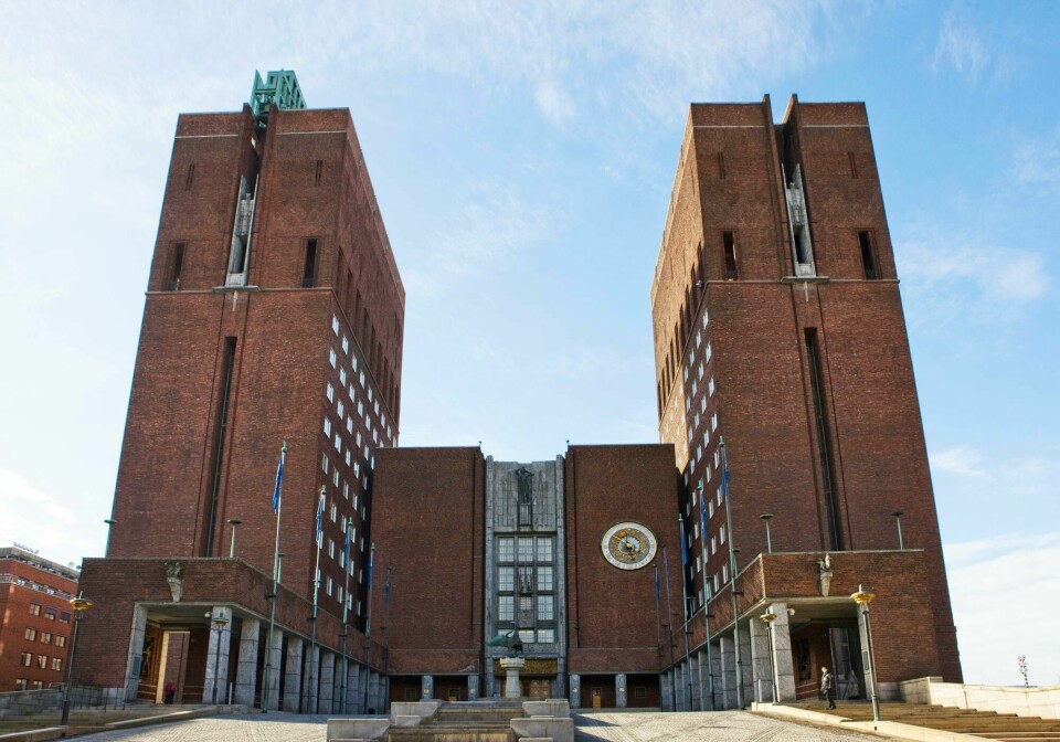 Oslo kommunes veileder om ansattes ytringsfrihet er god. Likevel kan pressen erfare at det er vanskelig å få saksbehandlere i tale, skriver artikkelforfatterne. Rådhuset i Oslo