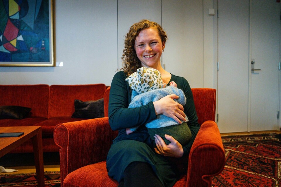 Nestleder i MDG Ingrid Liland med sin ni uker gamle baby under pressetreff med MDGs partiledelse på stortingets komiteterasse. Oslo 20240429. Nestleder i MDG Ingrid Liland med sin ni uker gamle baby under pressetreff med MDGs partiledelse på stortingets komiteterasse (K-615).Foto: Beate Oma Dahle / NTB