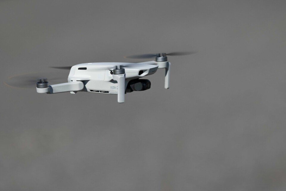 Fem jurister og jussprofessorer ved Universitetet i Oslo mener det er feil at droneflyging omfattes av sanksjonene mot Russland. All ulovlig droneflyging rundt norske flyplasser blir anmeldt av Avinor. Foto: Geir Olsen / NTB