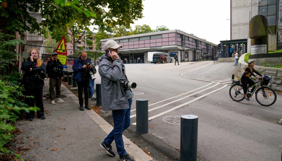 Fotografer hadde torsdag morgen tatt plass utenfor politihuset på Grønland i forbindelse med det planlagte avhøret av Marius Borg Høiby torsdag, som er blitt utsatt til neste uke. Fotografer hadde torsdag morgen tatt plass utenfor politihuset på Grønland i forbindelse med det planlagte avhøret av Marius Borg Høiby torsdag, som er blitt utsatt til neste uke. Foto: Heiko Junge / NTB