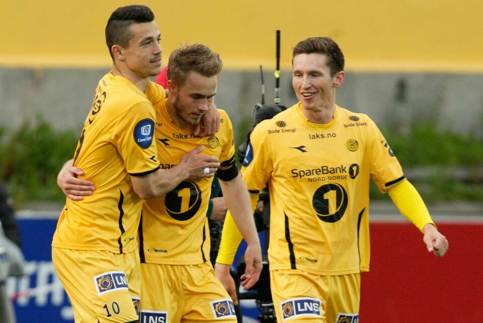 Matchvinner Trond Olsen (i midten) gratuleres av Fitim Azemi og Daniel Edvardsen. Foto: Mats Torbergsen /NTB SCANPIX