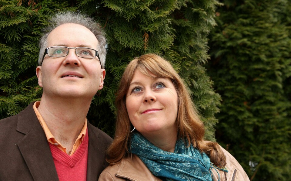 Knut Jørgen Røed Ødegaard og Anne Mette Sannes har ikke sovet på flere døgn i påvente av Pluto-bildene som ble tatt av romsonden New Horizons. FOTO: TRYM NORMAN SANNES