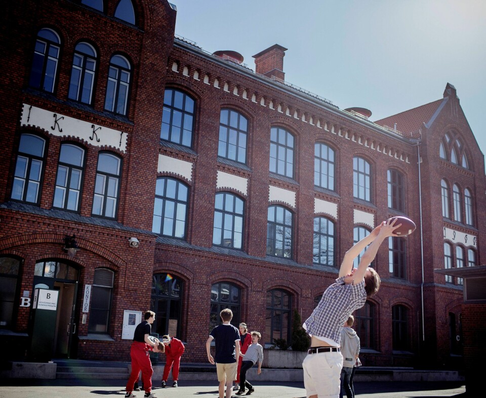Oslo vil ha et enormt behov for skoleplasser i åra framover, da 40 prosent av veksten i barnepopulasjonen kommer i hovedstaden. Nå er en rekke bydeler bekymret for at det bygges altfor få skoleplasser. og at byen vil vokse langt mer enn framskrivningene skulle tilsi. Skolebyråd Anniken Hauglie (H) åpner for at kritikken kan være riktig. ILLUSTRASJONSFOTO: HILDE UNOSEN Oslo vil ha et enormt behov for skoleplasser i åra framover, da 40 prosent av veksten i barnepopulasjonen kommer i hovedstaden. Nå er en rekke bydeler bekymret for at det bygges altfor få skoleplasser. og at byen vil vokse langt mer enn framskrivningene skulle tilsi. Skolebyråd Anniken Hauglie (H) åpner for at kritikken kan være riktig. ILLUSTRASJONSFOTO: HILDE UNOSEN