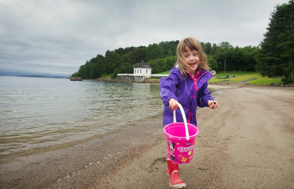 Zuzanna på stranda var ikke lei seg for at regnværsskyer skygget for sola i går. Det var fint å være nesten-fireåring i Hvervenbukta i går. FOTO: Arne Ove Bergo Zuzanna på stranda var ikke lei seg for at regnværsskyer skygget for sola i går. Det var fint å være nesten-fireåring i Hvervenbukta i går. FOTO: Arne Ove Bergo