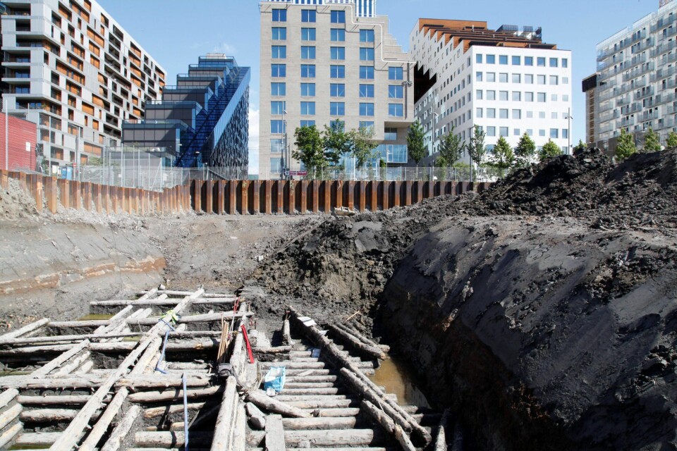 Renessanseanlegget som er funnet i Bjørvika er laget av laftede tømmerstokker og har trolig vært fundament for både kai og brygge. Konstruksjonen er enkel og består hovedsakelig av en flåte med tømerstokker i bunnen, med firkantede rom i kryss over hverandre, som så har hatt et dekke på toppen. store deler av Oslo er fundamntert på denne typen bolverk. FOTO: Arne Ove Bergo Renessanseanlegget som er funnet i Bjørvika er laget av laftede tømmerstokker og har trolig vært fundament for både kai og brygge. Konstruksjonen er enkel og består hovedsakelig av en flåte med tømerstokker i bunnen, med firkantede rom i kryss over hverandre, som så har hatt et dekke på toppen. store deler av Oslo er fundamntert på denne typen bolverk. FOTO: Arne Ove Bergo