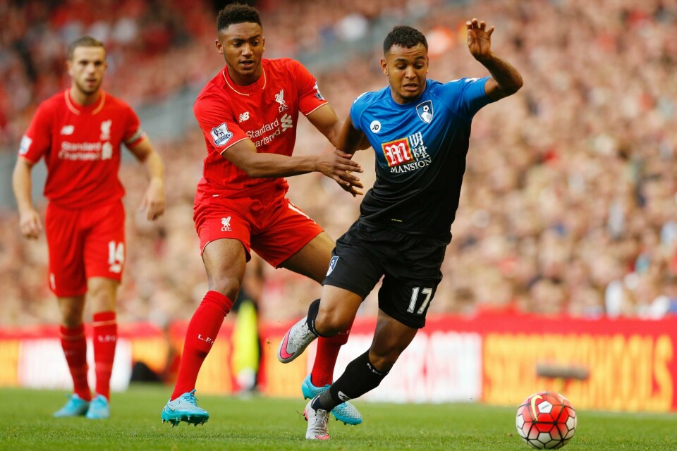 Liverpools Joe Gomez prøver å stande Joshua King i mandagens kamp på Anfield. FOTO: CARL RECINE/NTB SCANPIX