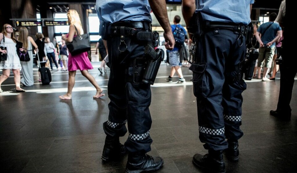 Tidligere høyesterettsdommer Ketil Lund mener bevæpningen av politiet, som fortsatt er midlertidig, kom som en konsekvens av terroralarmen som gikk i fjor sommer. Her patruljerer væpnet politi Oslo S i juli i fjor. FOTO: FREDRIK BJERKNES Tidligere høyesterettsdommer Ketil Lund mener bevæpningen av politiet, som fortsatt er midlertidig, kom som en konsekvens av terroralarmen som gikk i fjor sommer. Her patruljerer væpnet politi Oslo S i juli i fjor. FOTO: FREDRIK BJERKNES