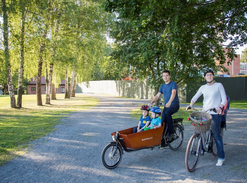 Anders Hartmann har en elkassesykkel fra Bakfiets, Birgitte Lunde Hartmann en elsykkel fra Kalkhoff. Sønnene Trygve (2) og Henrik (4) trives veldig godt i sykkelkassen. FOTO: TORSTIN BØE/NTB SCANPIX Anders Hartmann har en elkassesykkel fra Bakfiets, Birgitte Lunde Hartmann en elsykkel fra Kalkhoff. Sønnene Trygve (2) og Henrik (4) trives veldig godt i sykkelkassen. FOTO: TORSTIN BØE/NTB SCANPIX