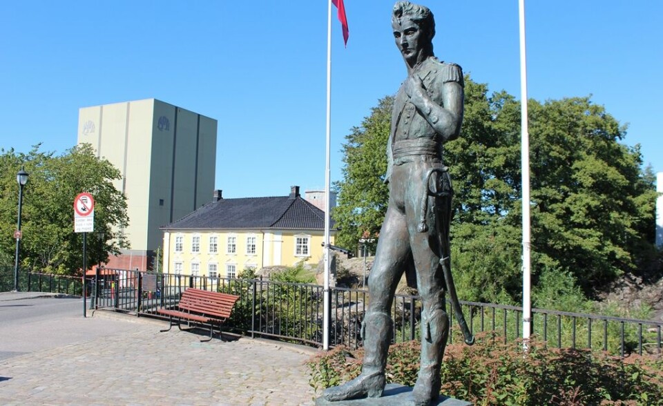 Kong Christian Frederik var sentral da den norske grunnloven ble reddet i 1814. Han er blitt hedret i Norge, og kong Harald avduket statuen ved Konventionsgaarden i 1995. FOTO: PAUL NORBERG Kong Christian Frederik var sentral da den norske grunnloven ble reddet i 1814. Han er blitt hedret i Norge, og kong Harald avduket statuen ved Konventionsgaarden i 1995. FOTO: PAUL NORBERG