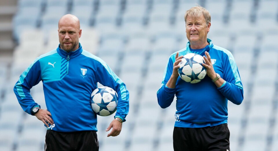 Åge Hareide (t.h.) sammen med assistenttrener Olof Persson på mandagens trening. FOTO: ANDREAS HILLERGREN/NTB SCANPIX