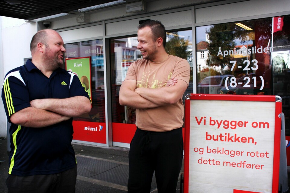 Butikksjef på Rimi Kannik, Kurt Tjelta (t.v.) er klar for nytt sortiment i butikken sin. Sammen med assisterende butikksjef Artur Wyczolkonski jobber de bak stengte dører for å få på plass de nye varene.