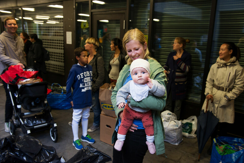 Silje Nysether (30) og datteren Ingeborg Nysether Mjelde (6 måneder) sto nesten helt foran i køen for å gi bort sokker og undertøy til flyktningene på Tøyen onsdag kveld. FOTO: FRØYDIS URBYE Silje Nysether (30) og datteren Ingeborg Nysether Mjelde (6 måneder) sto nesten helt foran i køen for å gi bort sokker og undertøy til flyktningene på Tøyen onsdag kveld. FOTO: FRØYDIS URBYE