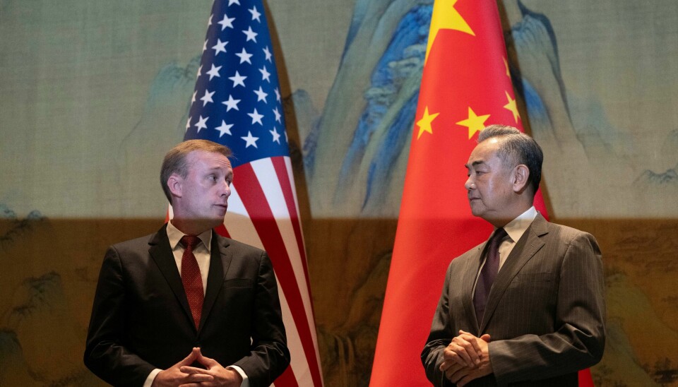 USAs nasjonale sikkerhetsrådgiver Jake Sullivan og Kinas utenriksminister Wang Yi blir fotografert i forbindelse med samtalene i Beijing. USAs nasjonale sikkerhetsrådgiver Jake Sullivan og Kinas utenriksminister Wang Yi blir fotografert i forbindelse med samtalene i Beijing. Foto: Ng Han Guan / AP / NTB