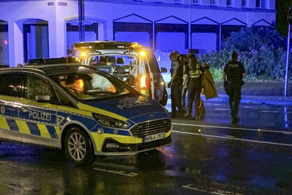 En mann er pågrepet etter knivangrepet i Solingen. Bildet viser ifølge nyhetsbyrået DPA at mannen pågripes av politiet etter at han selv skal ha meldt seg for en patrulje lørdag. En mann er pågrepet etter knivangrepet i Solingen. Bildet viser ifølge nyhetsbyrået DPA at mannen pågripes av politiet.