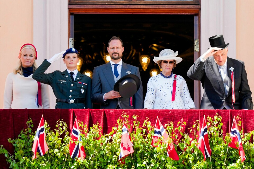 Kongefamilien kommer ikke til å gi noen intervjuer i forbindelse med bryllupsfesten i Geiranger i helgen. Det var en annerledes 17. mai i år, der kongefamilien hilset barnetoget fra slottsbalkongen uten prins Sverre Magnus, som var russ. F.v.: Kronprinsesse Mette-Marit, prinsesse Ingrid Alexandra iført Hærens tjenesteuniform, kronprins Haakon, dronning Sonja og kong Harald. Foto: Heiko Junge / NTB