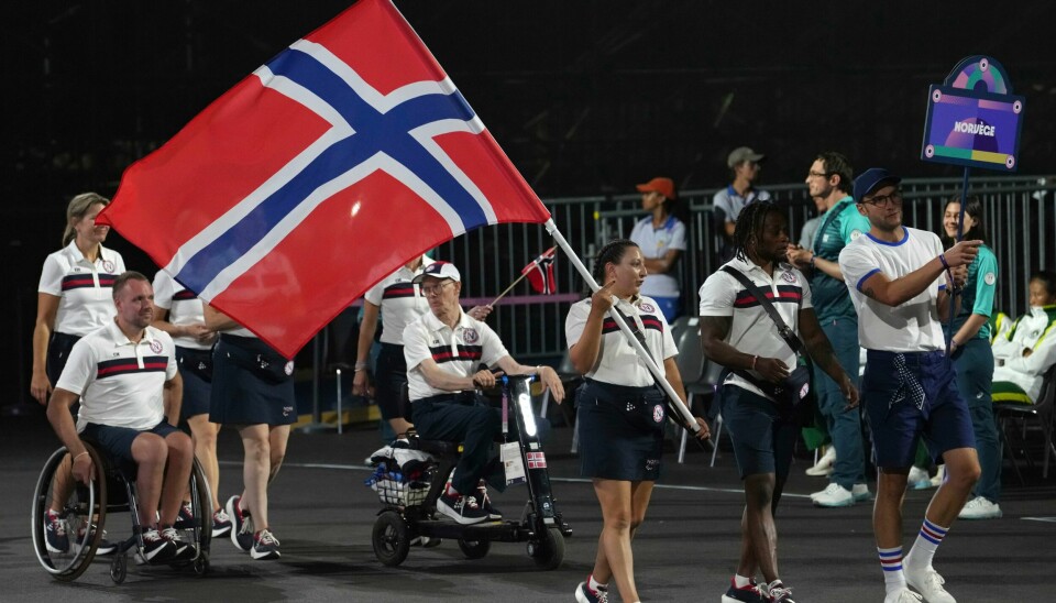Ida Yessica Nesse og Salum Kashafali gikk i front da Norge ble presentert på åpningsseremonien Ida Yessica Nesse og Salum Kashafali gikk i front da Norge ble presentert på åpningsseremonien. Foto: Thibault Camus, Pool / AP / NTB