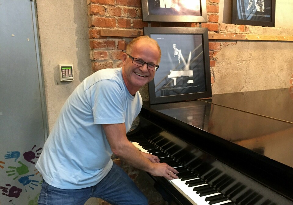pianomannen: Arne Iversen gleder seg til lørdag, da inntar han Union Scene som Sir Elton John med konserten «Your Songs». Han lover briller, kostyme, sminke og det hele. Bildet på flygelet er av den virkelige Elton John, fra Drammenshallen på 70-tallet.Foto: Elisabeth Helgeland Wold pianomannen: Arne Iversen gleder seg til lørdag, da inntar han Union Scene som Sir Elton John med konserten «Your Songs». Han lover briller, kostyme, sminke og det hele. Bildet på flygelet er av den virkelige Elton John, fra Drammenshallen på 70-tallet.Foto: Elisabeth Helgeland Wold