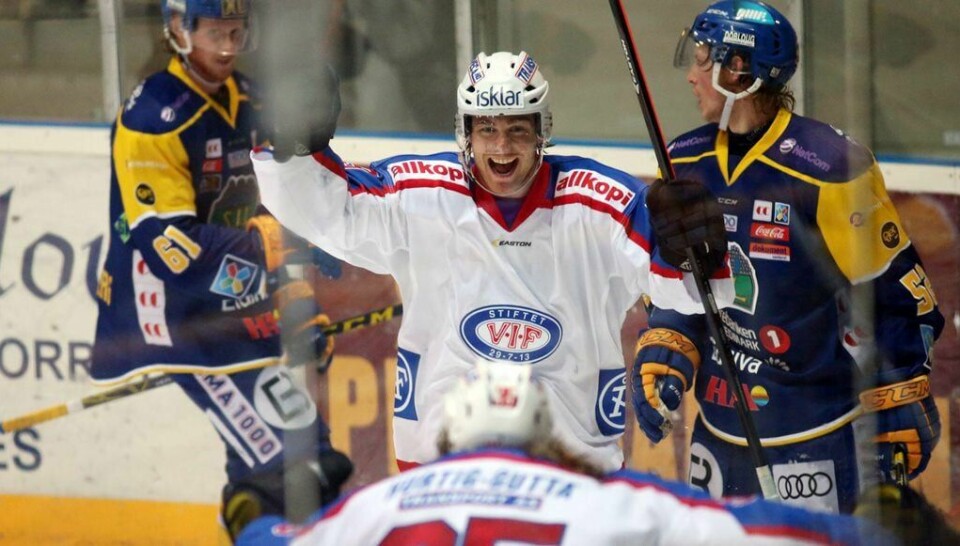 Vålerengas Jonas Oppøyen jubler mot Martin Laumann Ylven i lagets flotte serieåpning mot Storhamar før helgen. FOTO: GEIR OLSEN/NTB SCANPIX