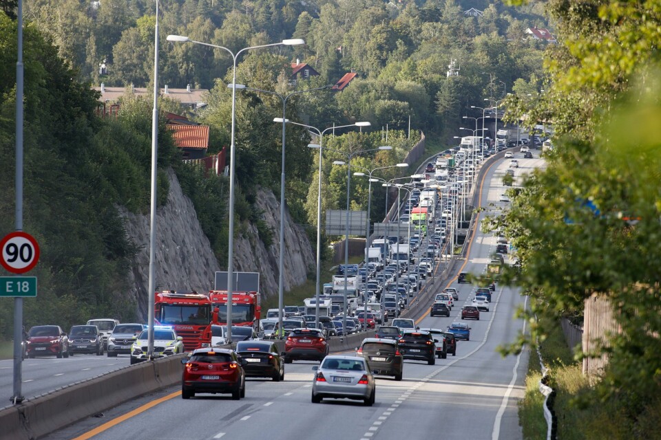 Det er lite trafikk i kollektivfeltet etter at elbilene ikke får bruke det lenger. Tre personer ble skadet da fire biler var involvert i en bilulykke på E18 ved Nesbru torsdag ettermiddag. Ingen ble alvorlig skadet. Foto: Tor Erik Schrøder / NTB