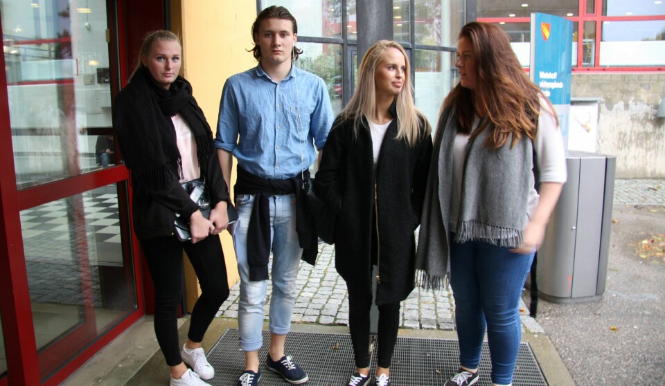 Malakoff-elevene (f.v.) Sigrid Nordby (18), Oliver Haakonsen (18), Cecilie Madsen (18) og Camilla Bergseng (18) merker et sterkt press fra skole, trening og jobb. – Det er viktig at det finnes steder det er enkelt å gå innom, for det er ikke mange som vil vise at de sliter, sier Bergseng. FOTO: KJERSTI THEA STRØMNES Malakoff-elevene (f.v.) Sigrid Nordby (18), Oliver Haakonsen (18), Cecilie Madsen (18) og Camilla Bergseng (18) merker et sterkt press fra skole, trening og jobb. – Det er viktig at det finnes steder det er enkelt å gå innom, for det er ikke mange som vil vise at de sliter, sier Bergseng. FOTO: KJERSTI THEA STRØMNES