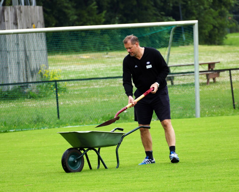 jobber: Det er blitt mye arbeid på Valle for Kjetil Rekdal i år. Han tar også ansvaret for banekvaliteten. FOTO: ESPEN H. RUSDAL jobber: Det er blitt mye arbeid på Valle for Kjetil Rekdal i år. Han tar også ansvaret for banekvaliteten. FOTO: ESPEN H. RUSDAL