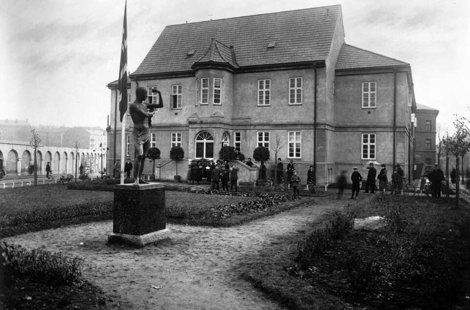 Bislet bad åpna for publikum mandag 1. november 1920. I bakgrunnen sees muren til gamle Bislett stadion.FOTO: UKJENT PERSON/OSLO BYARKIV Bislet bad åpna for publikum mandag 1. november 1920. I bakgrunnen sees muren til gamle Bislett stadion.FOTO: UKJENT PERSON/OSLO BYARKIV