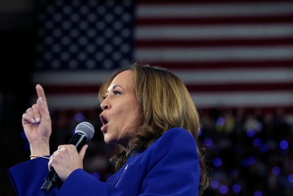 - Når Trump kaller Harris for både gal og farlig eller når Harris hevder Trump babler usammenhengende og sprer farlige løgner, så sager de sakte, sakte over greina de hopper på, skriver kommentatoren. Foto: Jacquelyn Martin / AP / NTB