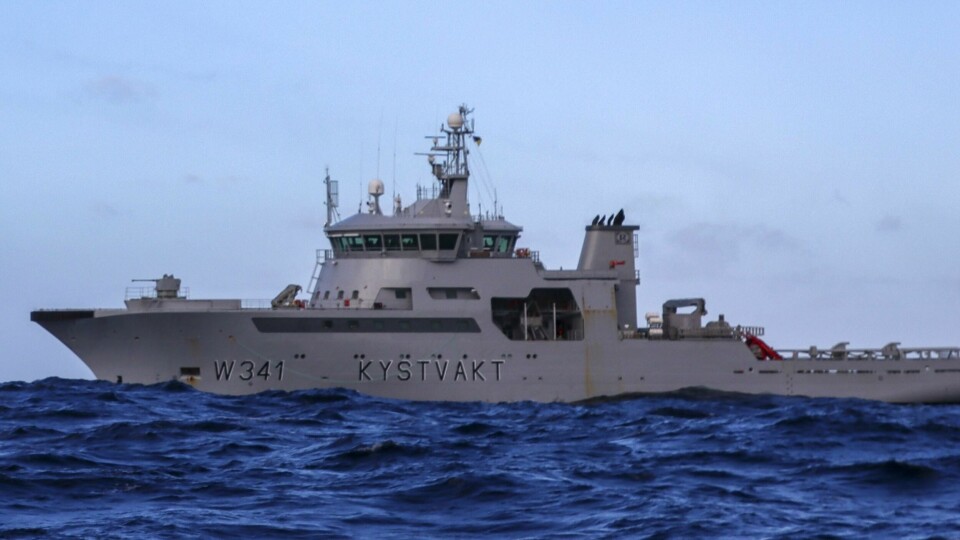 Kystvaktfartøyet KV Bergen deltok i redningsarbeidet utenfor Stad etter at et vikingskip kantret tirsdag kveld. Forsvarets maritime patruljefly P3 Orion og kystvaktfartøyet KV Bergen ved Osebergfeltet i Nordsjøen. Foto: Forsvaret / NTB
