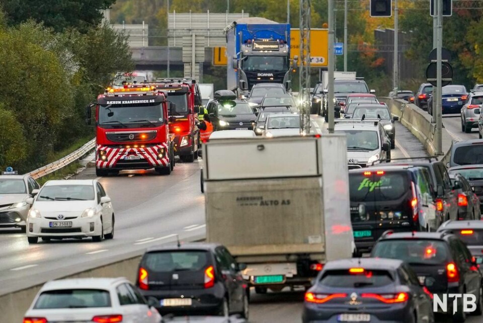 TØI sine sosialøkonomer har bare ett verktøy i kassen: Øk bomprisene så det svir. Så mye at mange nok ikke har råd til å bruke bil, men presses over til buss, skriver Knut Bøe. Bildet er fra E6 ved Ryen. Oslo, kø på E6 ved Ryen