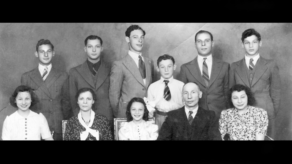 Familien Gorwitz samlet før krigen. Foran fra venstre: Ester, Lina, Edel, Adolf, Mally. Bak fra venstre: David, Leopold, Moritz, Elias, Bjarne, Herman. FOTO: PRIVAT Familien Gorwitz samlet før krigen. Foran fra venstre: Ester, Lina, Edel, Adolf, Mally. Bak fra venstre: David, Leopold, Moritz, Elias, Bjarne, Herman. FOTO: PRIVAT