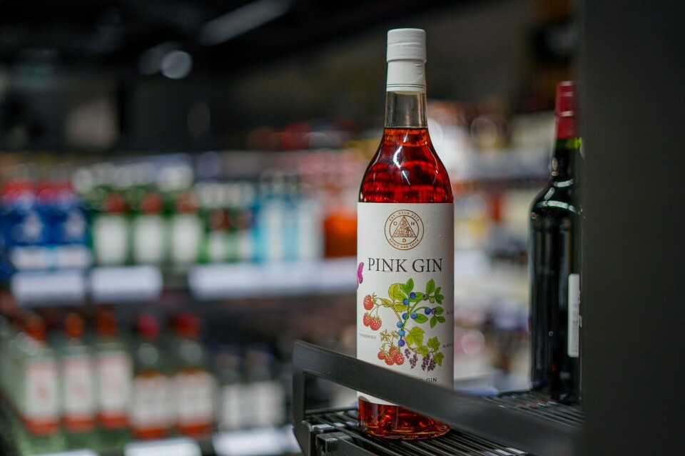 Ginen som er laget til Märtha Louise og Durek Verretts bryllup, ble stanset på grunn av ulovlig monogram-bruk, men kunne selges igjen med svart teip. Salget har ikke vært overveldende, ifølge Vinmonopolets tall. Ginen som er laget til Märtha Louise og Durek Verretts bryllup, ble stanset på grunn av ulovlig monogram-bruk, men kunne selges igjen med svart teip. Salget har ikke vært overveldende, ifølge Vinmonopolets tall. Foto: Martin Solhaug Standal / NTB