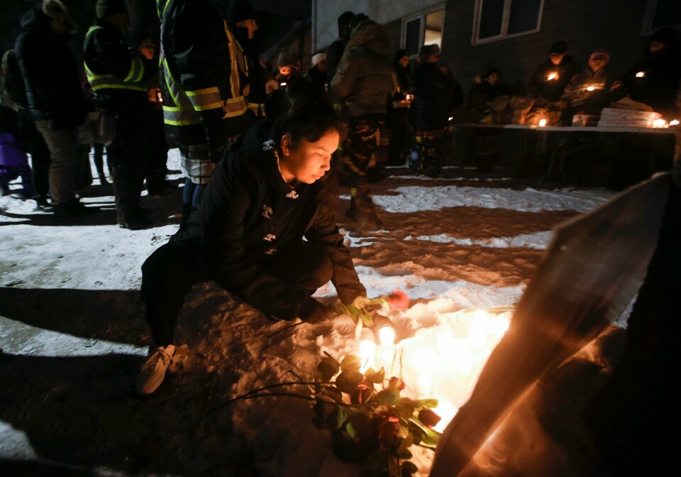 Familie og venner av tre urfolkskvinner som ble drept i Manitoba i Canada, er samlet til minneseremoni. Onsdag ble en 37 år gammel mann dømt til livstid i fengsel for drapene på de tre og ytterligere én urfolkskvinne. Familie og venner av tre urfolkskvinner som ble drept i Manitoba i Canada, er samlet til minneseremoni. Onsdag ble en 37 år gammel mann dømt til livstid i fengsel for drapene på de tre og ytterligere én urfolkskvinne. Foto: John Woods / The Canadian Press via AP / NTB