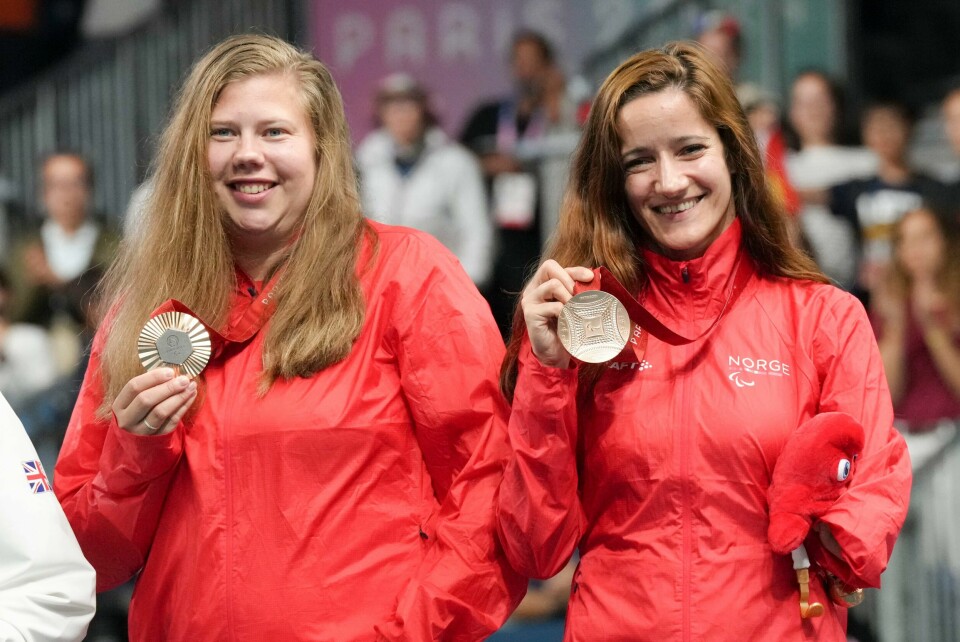 De norske para-bordtennisspillerne Merethe Tveiten (t.v.) og Aida Dahlen med bronsemedaljene. Norges første i disse lekene. De norske para-bordtennisspillerne Merethe Tveiten (t.v.) og Aida Dahlen med bronsemedaljene. Foto: Erik Flaaris Johansen / NTB