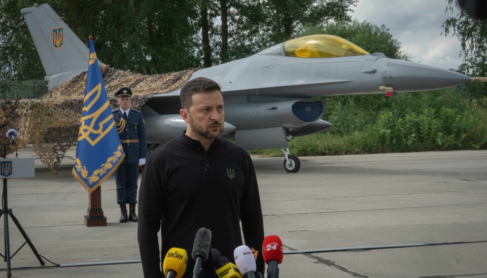 Ukrainas president Volodymyr Zelenskyj foran et av F-16-flyene som Nato-allierte har gitt til Ukraina. Bildet er tatt 4. august. Ukrainas president Volodymyr Zelenskyj foran et av F-16-flyene som Nato-allierte har gitt til Ukraina. Bildet er tatt 4. august. Foto: Jefrem Lukatskyj / AP / NTB