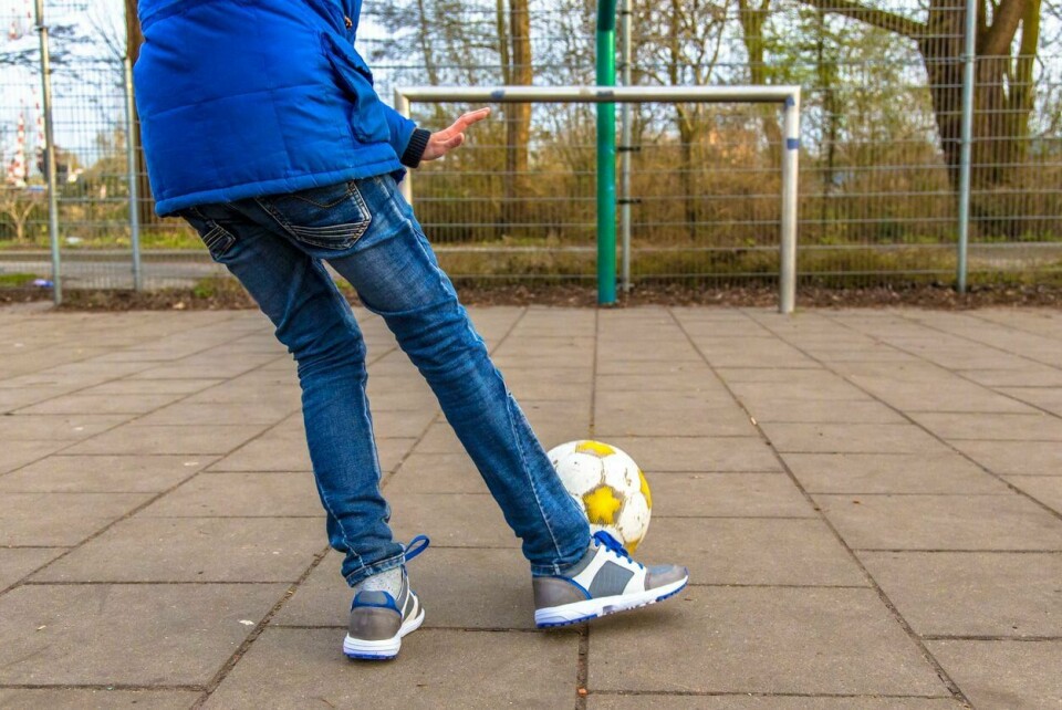 «Jeg sendte en SMS til Josef og Haseeb med bilde av fotballbingen badet i påskesola for to dager siden, da jeg besøkte mamma. De var enige (selv om de satt på hver sin innleide hytte i Valdres): de beste minnene koster ikke penger.», skriver innleggsforfatteren. Illustrasjonsfoto Boy kicking ball on urban paved soccer field