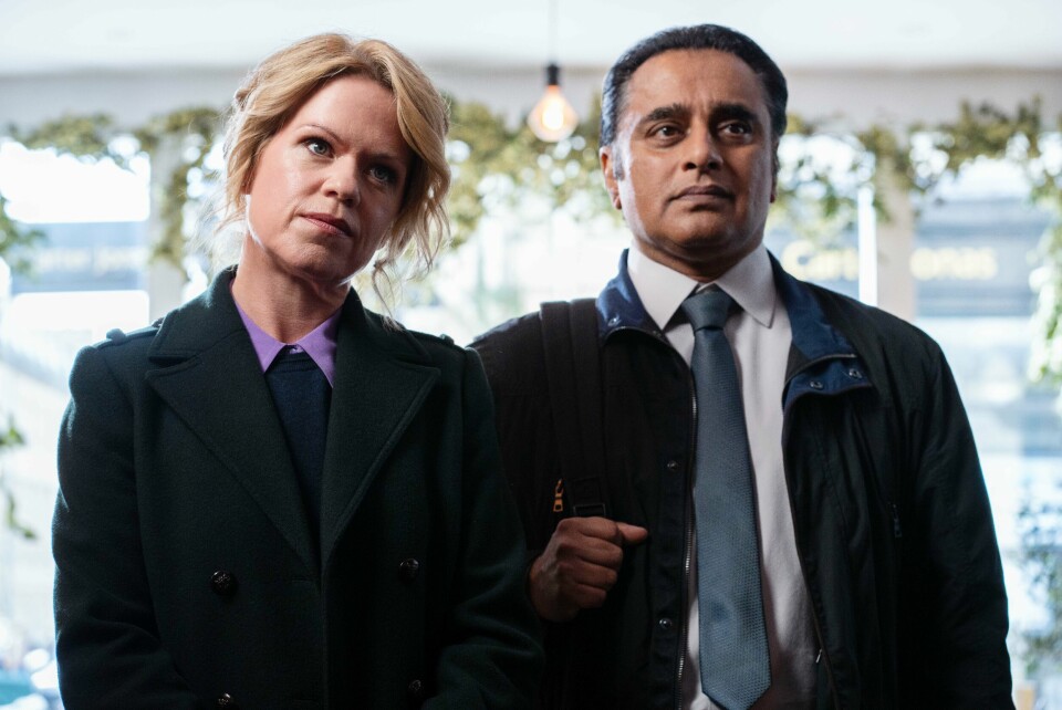 En av påskens store serier: «Nedgravde hemmeligheter» med nykommer og politiveteran Jessica James ( Sinéad Keenan) som den nye sjefen til Sunny Kahn (Sanjeev Bhaskar). En av påskens store serier: I den nye sesongen av «Nedgravde hemmeligheter» har Sunny (Sanjeev Bhaskar) fått en ny partner i Jess James (Sinéad Keenan), som har kjemi på jobb fra første dag.