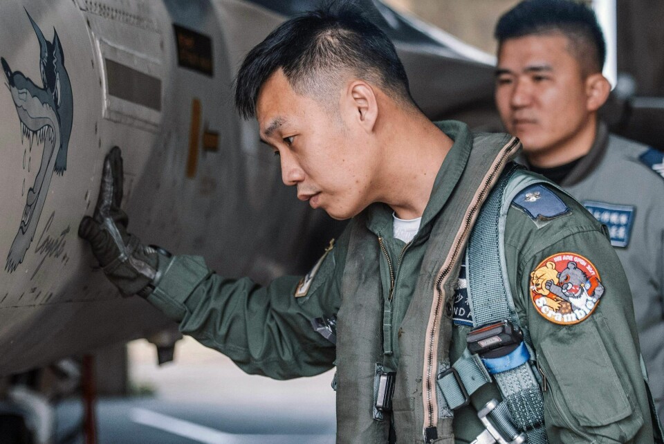Taiwans nasjonale forsvarsdepartement publiserte dette bildet på lørdag av en pilot med tøymerket der Kinas president, i form av OIe Brumm, blir slått i ansiktet av en taiwansk bjørn.