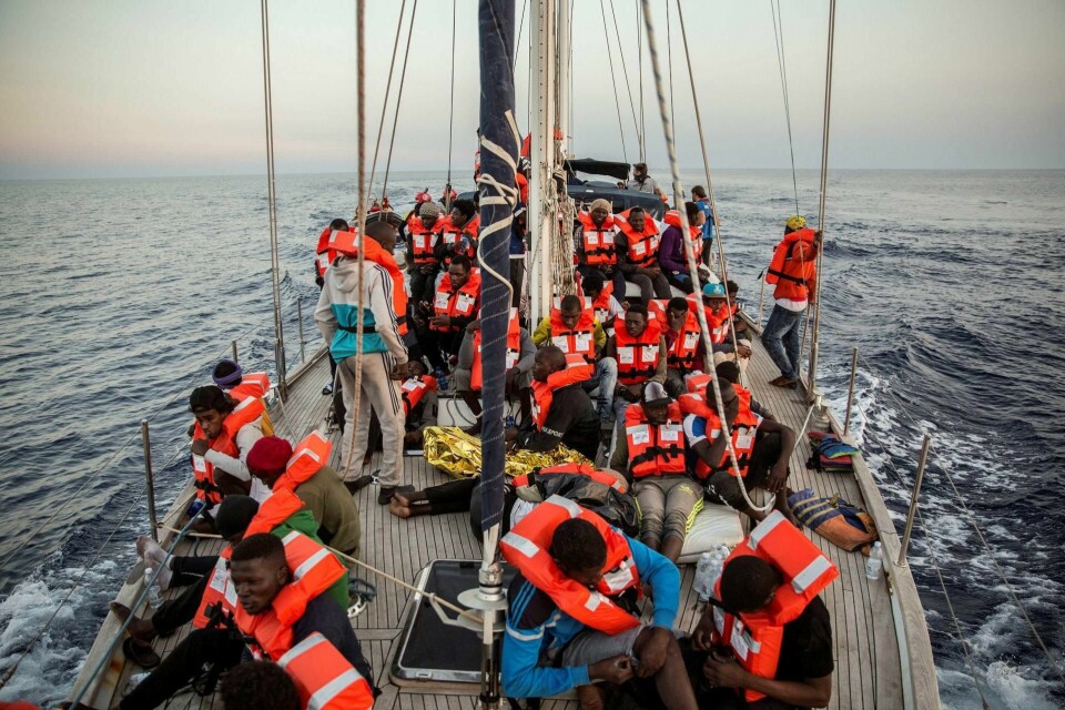 Illustrasjonsbilde. Dette er ikke den aktuelle båten. Migranter i Middelhavet er tatt opp av en redningsbåt utenfor Italia. Rapporter om migranter og flyktninger på vei over Middelhavet har vært en gjentakende melodi hver sommer siden årtusenskiftet, skriver Maren Sæbø. FOTO: OLMO CALVO/NTB SCANPIX