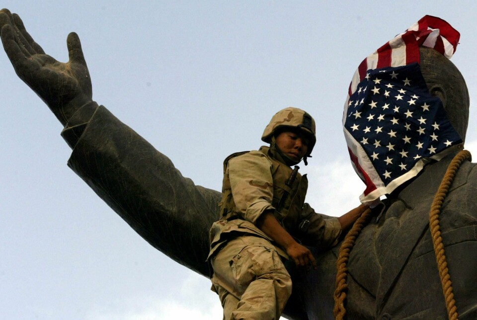I Baghdad 9. april 2003 ble ansiktet til statuen av Saddam Hussein dekket til av et amerikansk flagg. Det ble ikke godt mottatt. I Baghdad 9. april 2003 ble ansiktet til statuen av Saddam Hussein dekket til av et amerikansk flagg. Det ble ikke godt mottatt.